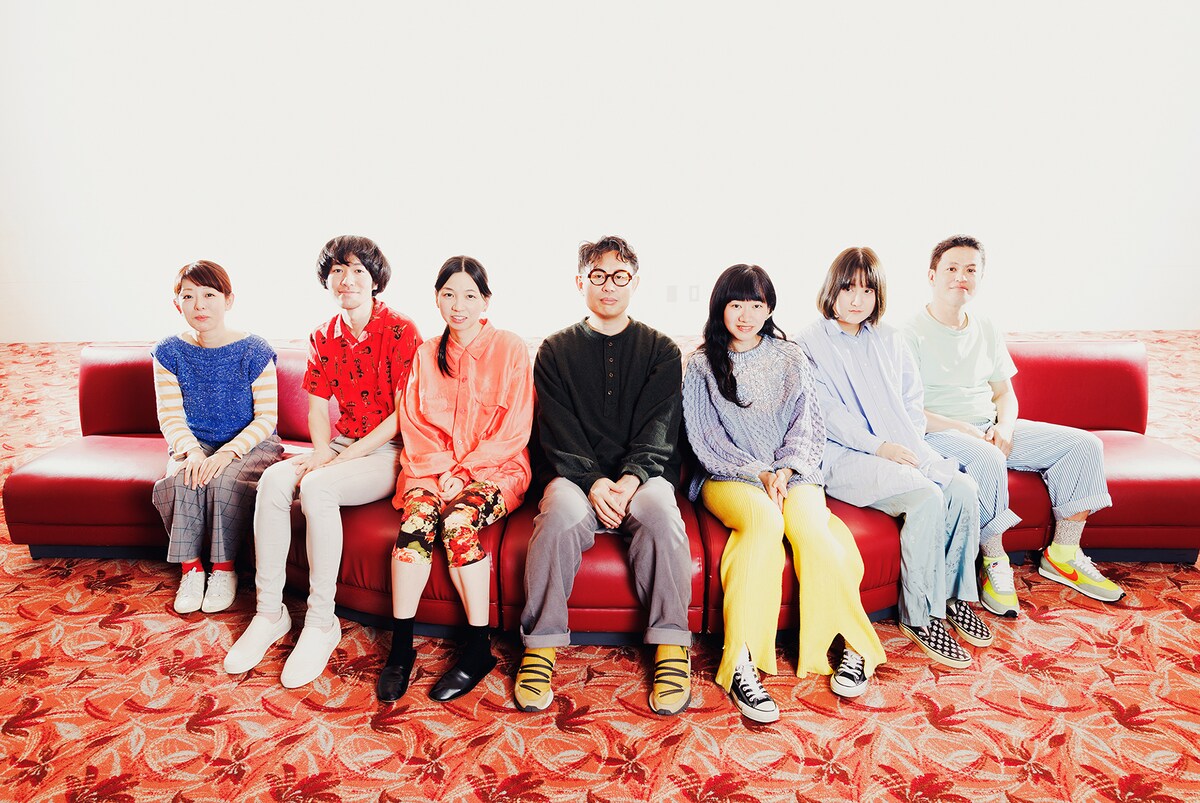 左から川﨑麻里子、大村わたる、椎橋綾那、岡田利規、青柳いづみ、朝倉千恵子、矢澤誠。