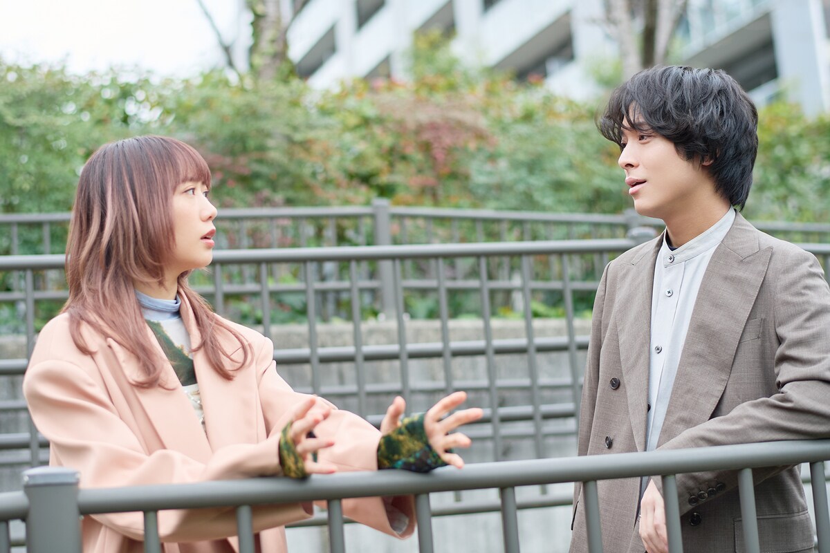 左からCHiCO、井上竜馬（SHE'S）。