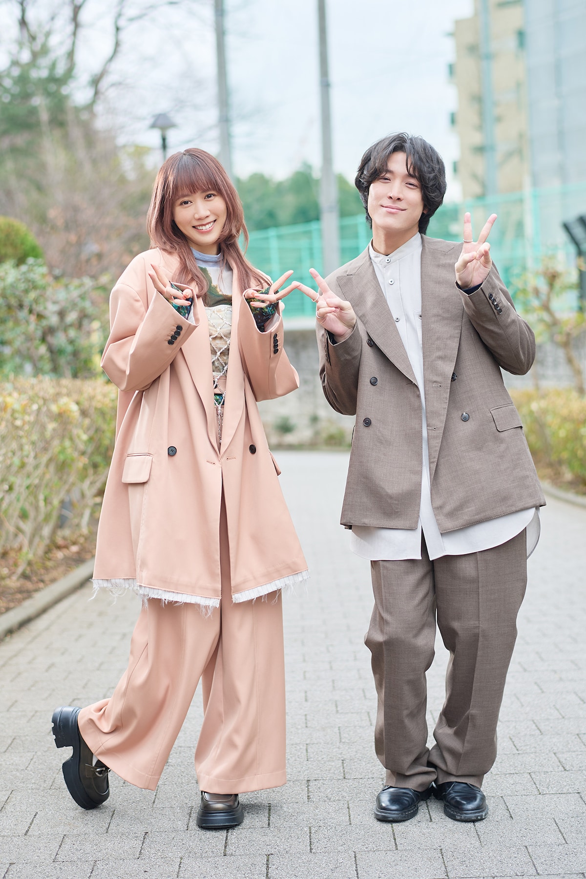 左からCHiCO、井上竜馬（SHE'S）。