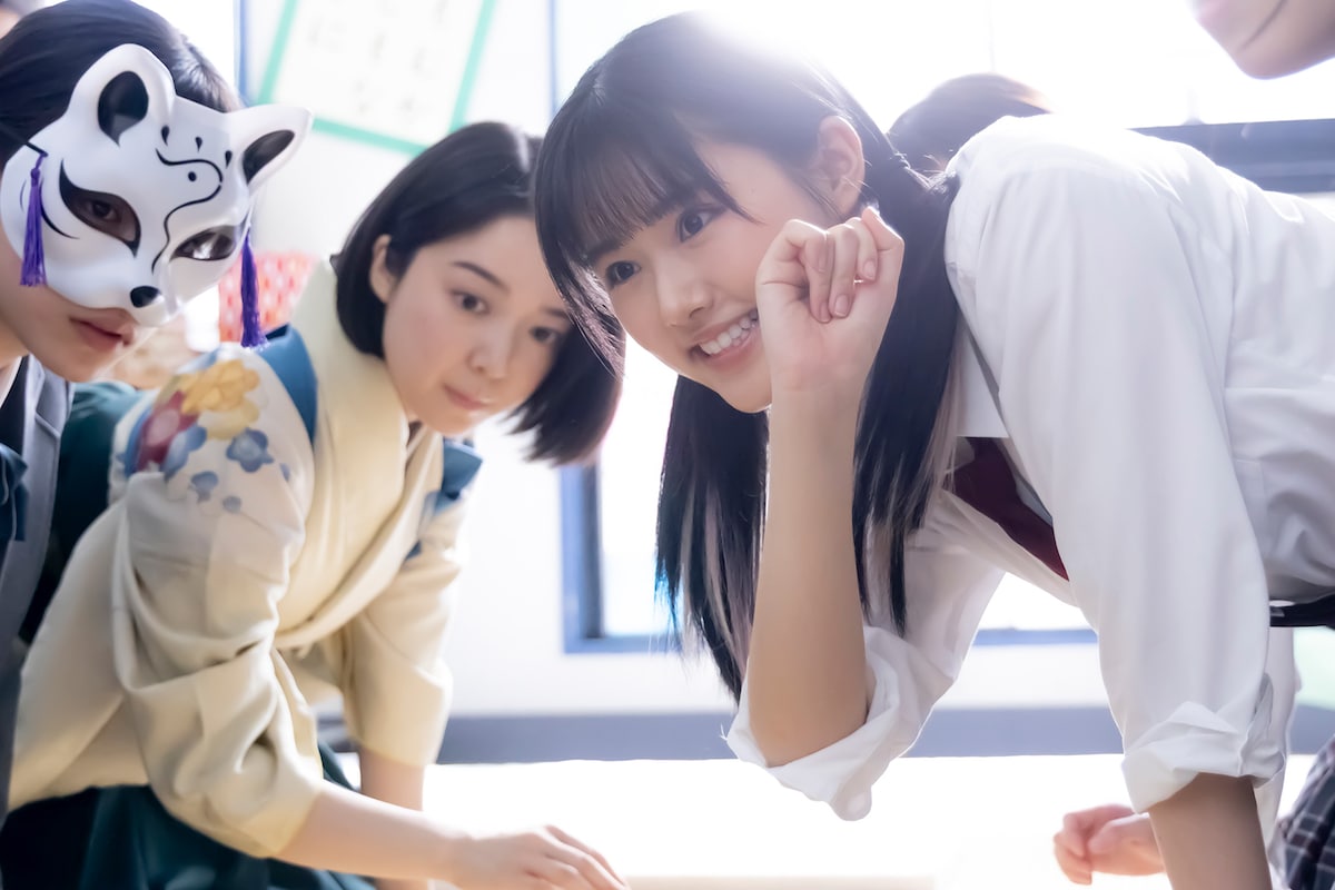 ドラマ「ちはやふる－めぐり－」より、瑞沢高校競技かるた部の2年生・月浦凪（原菜乃華 / 右）