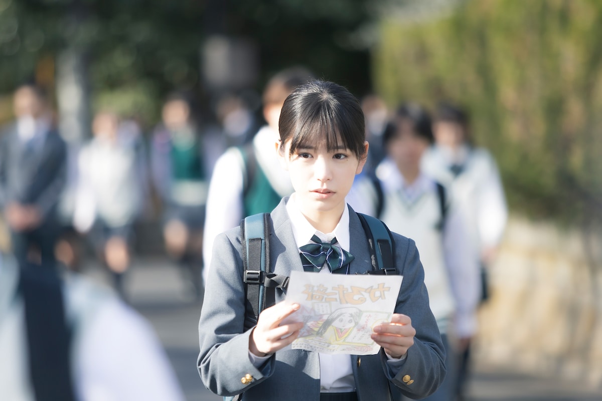 ドラマ「ちはやふる－めぐり－」より、主人公・藍沢めぐる（當真あみ）。当初、内申点のためだけに幽霊部員としてかるた部に在籍していた