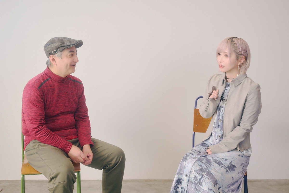 左から安田弘之、ReoNa。