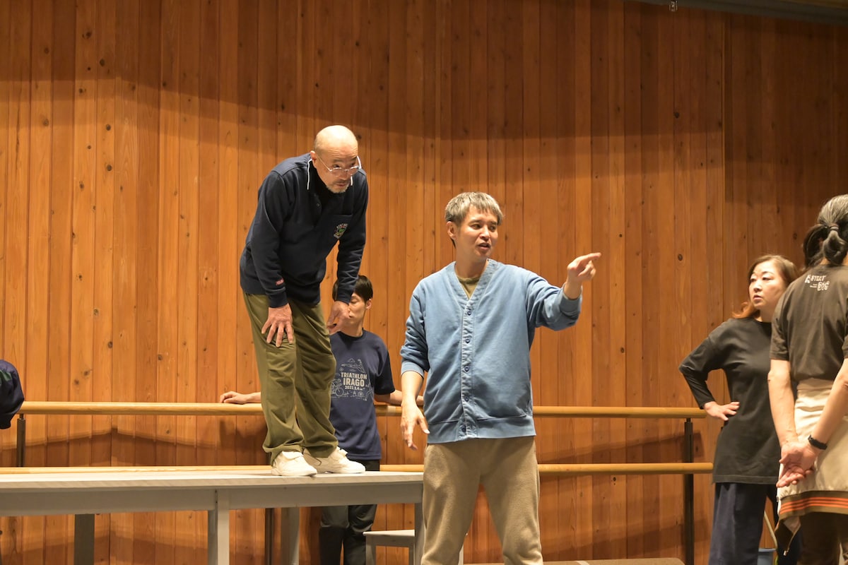 「地を渡る舟」稽古より、扇田拓也(右)。