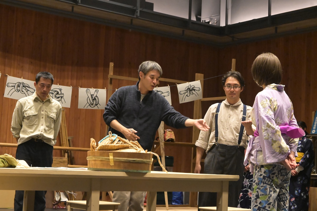 「地を渡る舟」稽古より、扇田拓也(中央)。