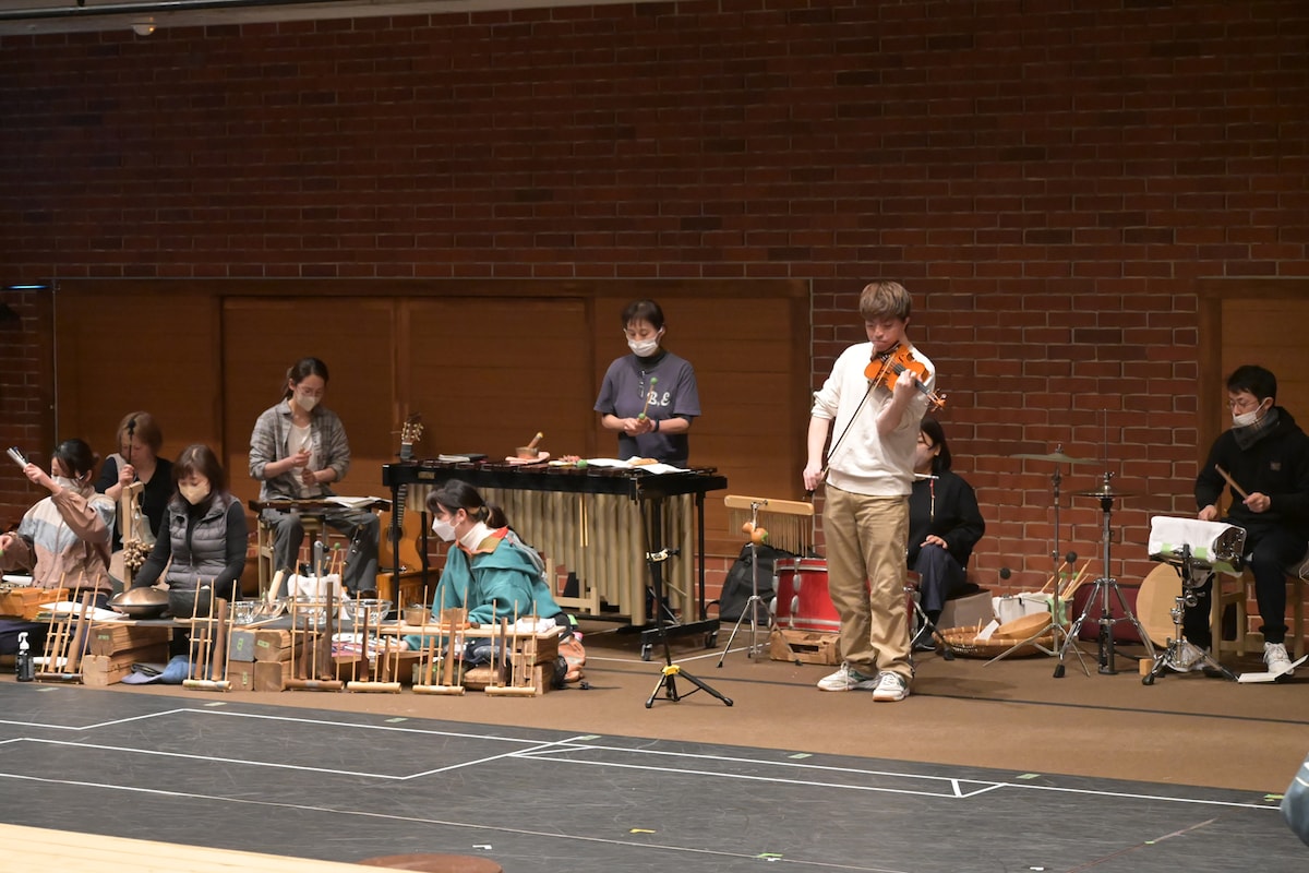 「地を渡る舟」稽古より、音楽隊の面々。