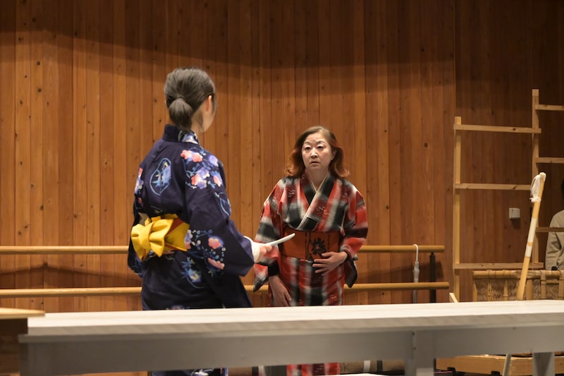 「地を渡る舟」稽古より、左から三浦菜月演じるりくと三村愛美演じる女中頭の志野。
