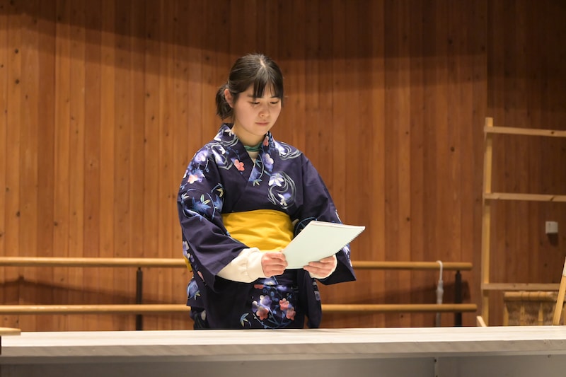 「地を渡る舟」稽古より、三浦菜月演じるりく。