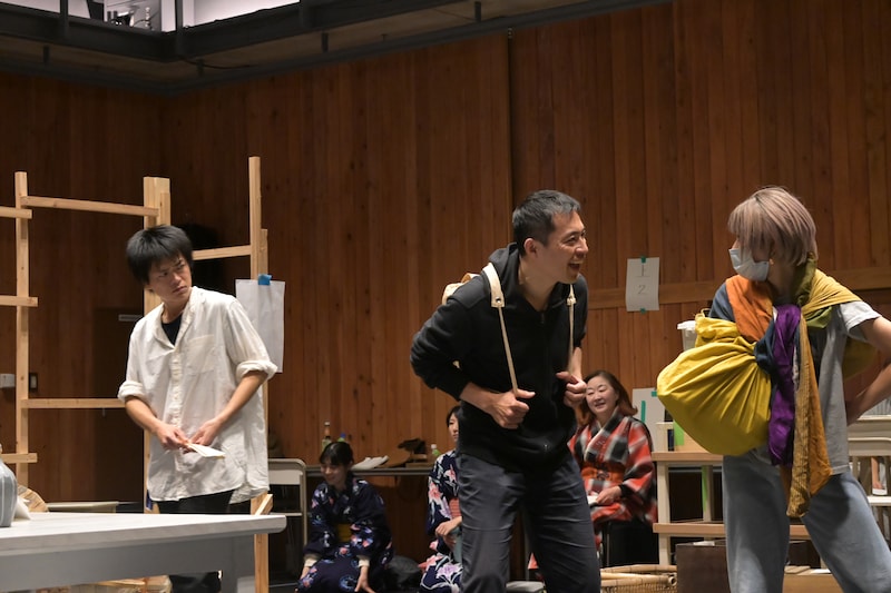 「地を渡る舟」稽古より、アチック・ミューゼアムの面々。