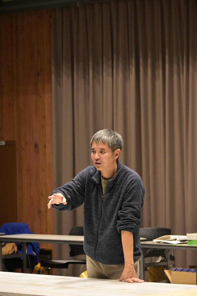 「地を渡る舟」稽古より、扇田拓也。