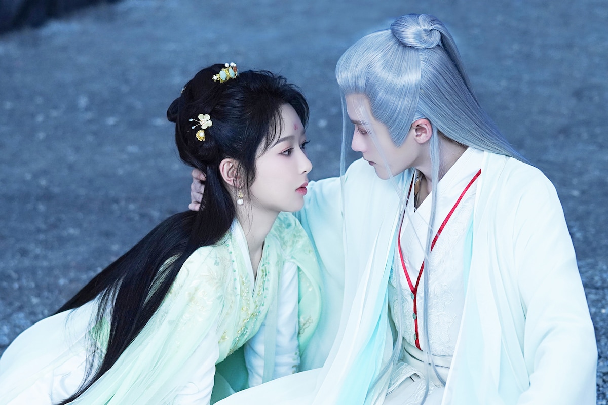 「長相思」より、左からヤン・ズー（楊紫）演じる小夭（しょうよう）、タン・ジェンツー（檀健次）演じる相柳（そうりゅう）