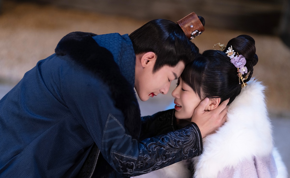 「長相思」より、左からジャン・ワンイー（張晩意）演じる西炎瑲玹（せいえんそうげん）、ヤン・ズー（楊紫）演じる小夭（しょうよう）