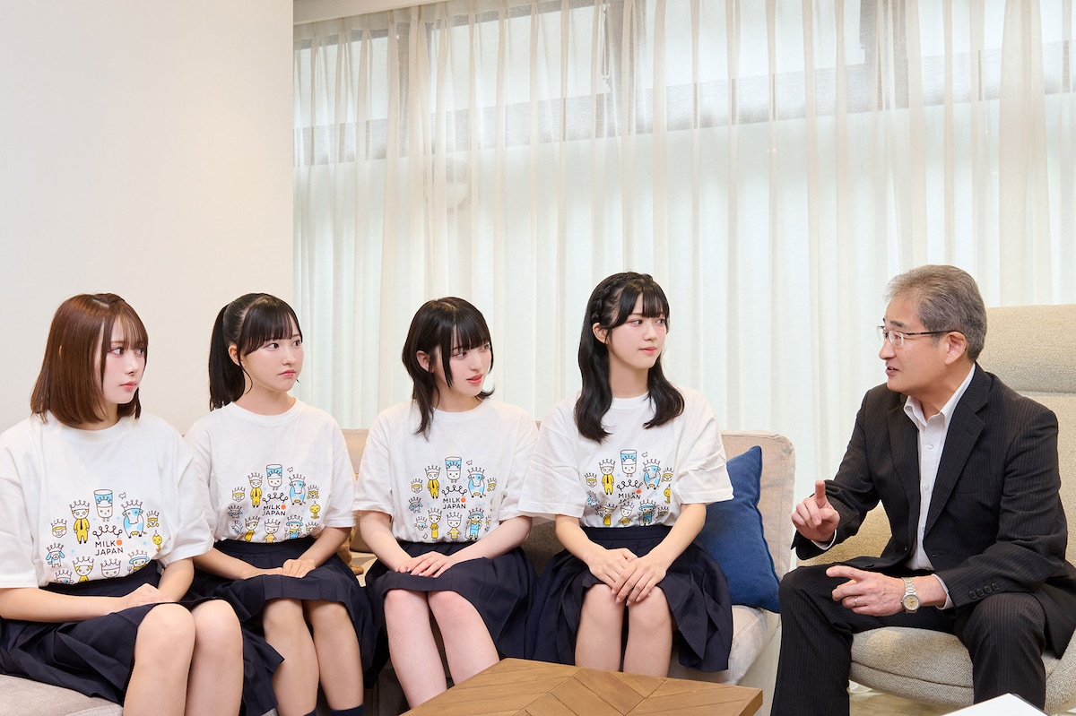 左から高嶺のなでしこの橋本桃呼、東山恵里沙、春野莉々、星谷美来、中央酪農会議の菊池淳志専務。