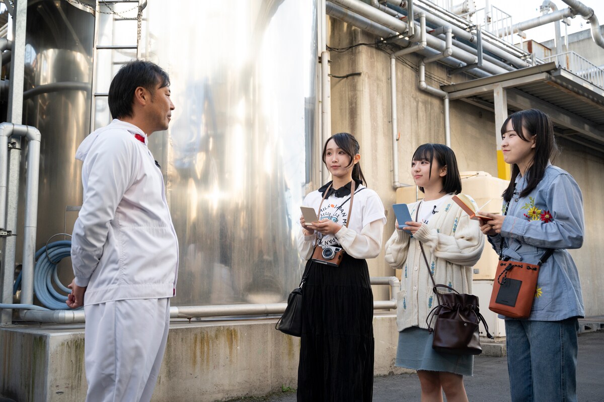 乳業工場を見学する高嶺のなでしこ。（提供：中央酪農会議）