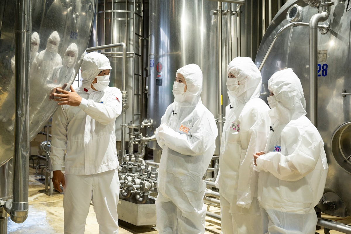 乳業工場を見学する高嶺のなでしこ。（提供：中央酪農会議）