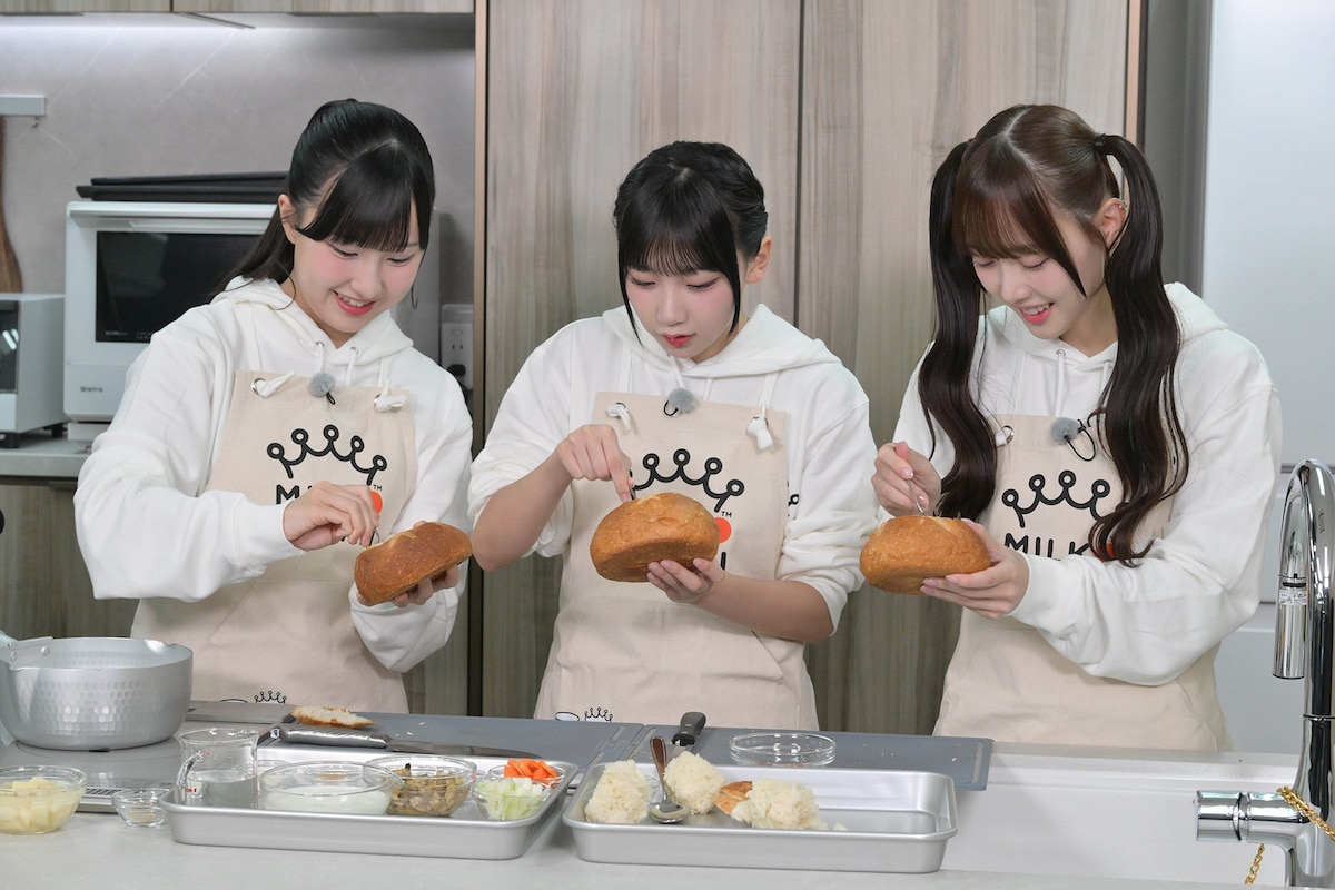 クラムチャウダーを作る東山恵里沙、城月菜央、松本ももな。