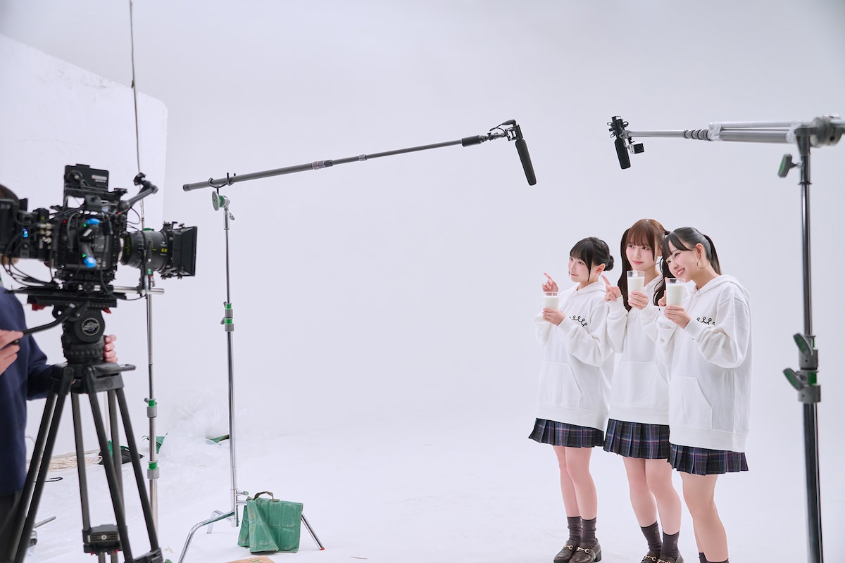 カメラの前でポーズをとる城月菜央、松本ももな、東山恵里沙。