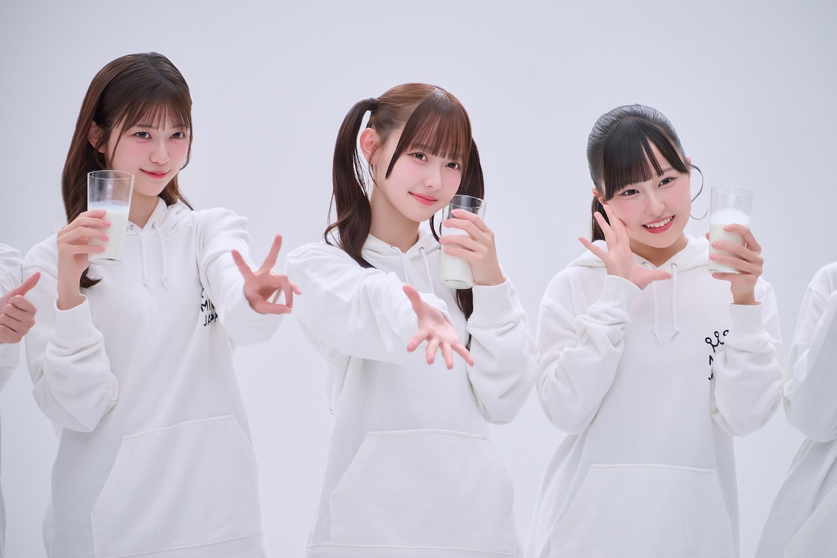 牛乳片手にポーズをとる星谷美来、松本ももな、東山恵里沙。