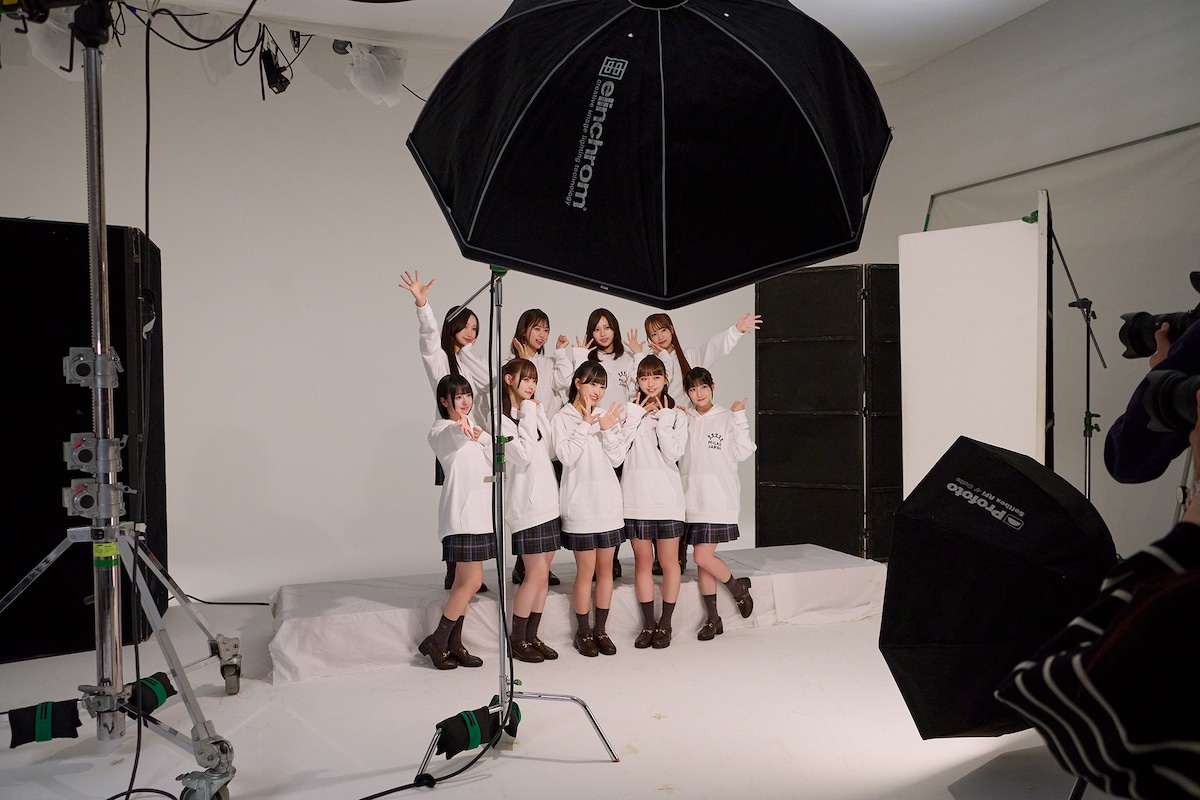 牛乳片手にポーズをとる星谷美来、松本ももな、東山恵里沙。