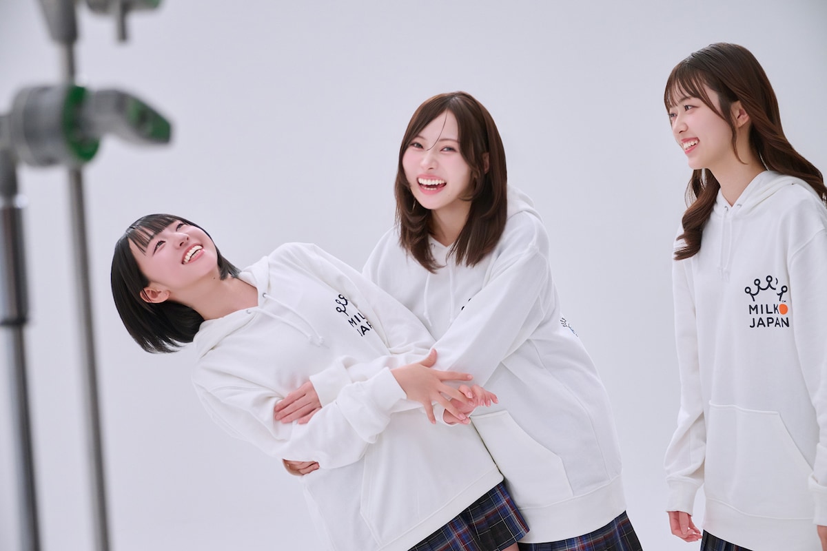 じゃれ合う涼海すうと橋本桃呼、それを見守る星谷美来。