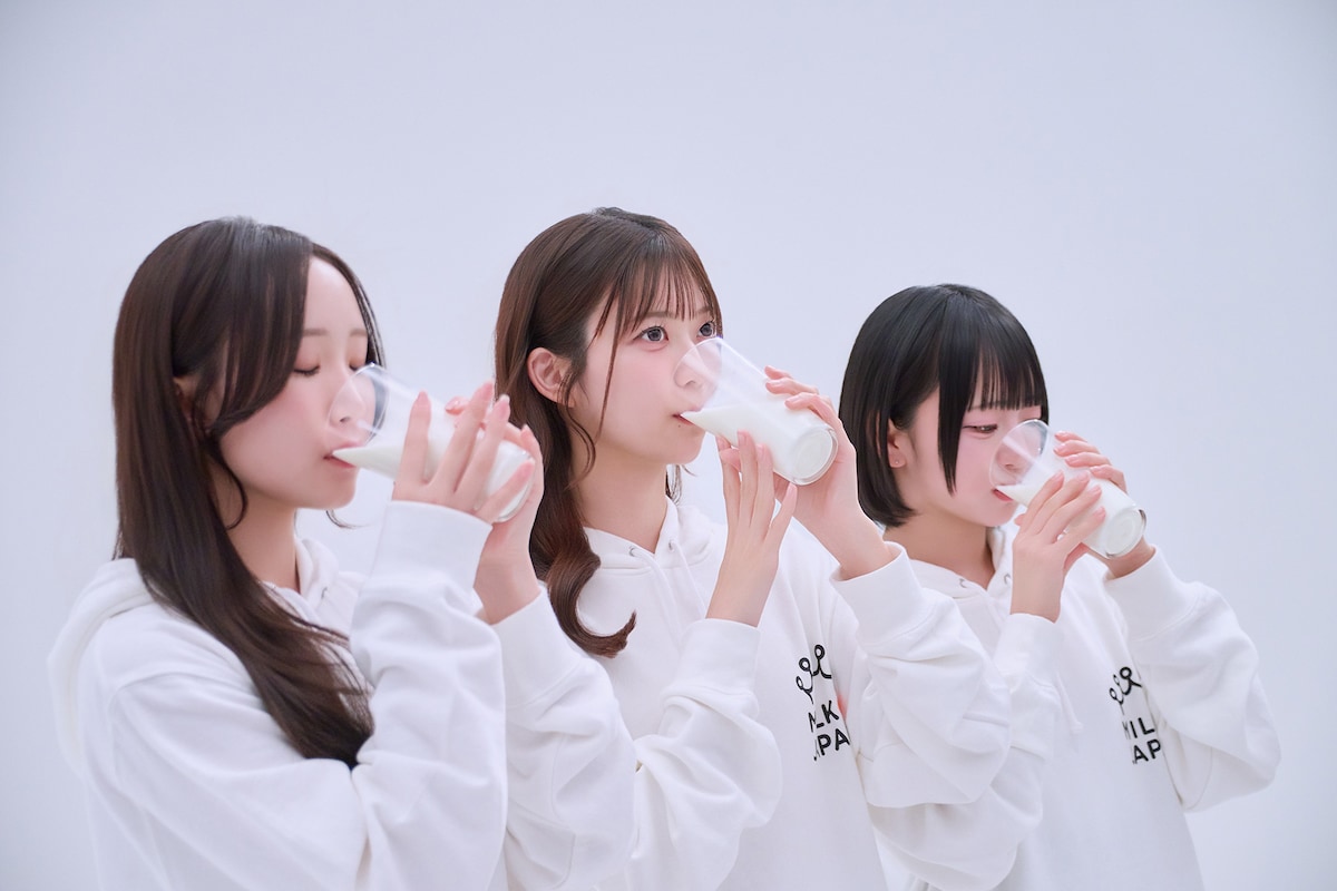 おいしそうに牛乳を飲む葉月紗蘭、星谷美来、涼海すう。