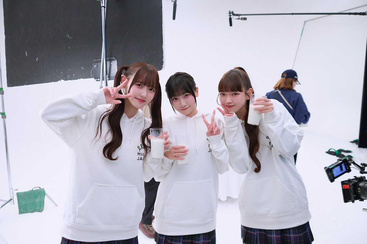 セッティングの合間も常に楽しそうな松本ももな、城月菜央、籾山ひめり。