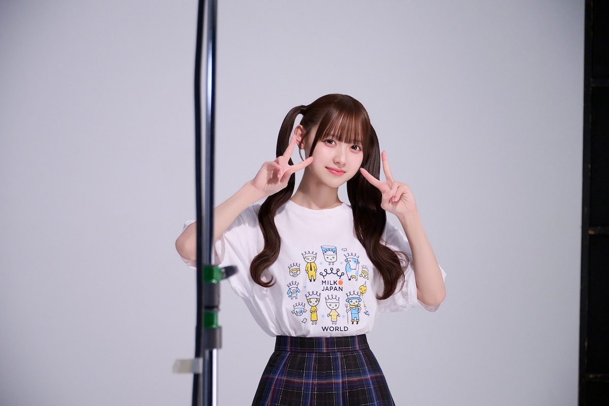 カメラに向かってピースする松本ももな。