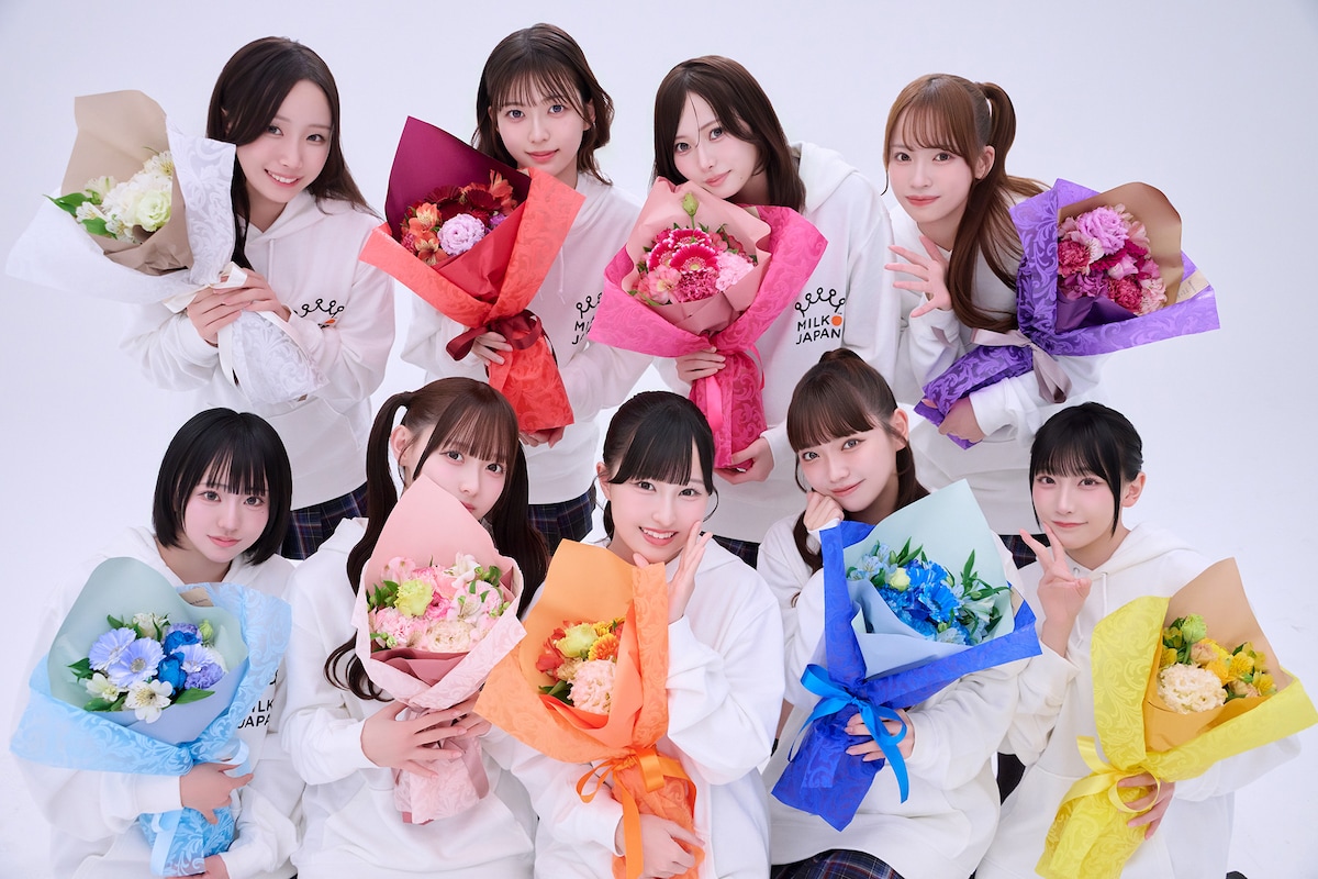 クランクアップを記念して花束を贈られた高嶺のなでしこ。