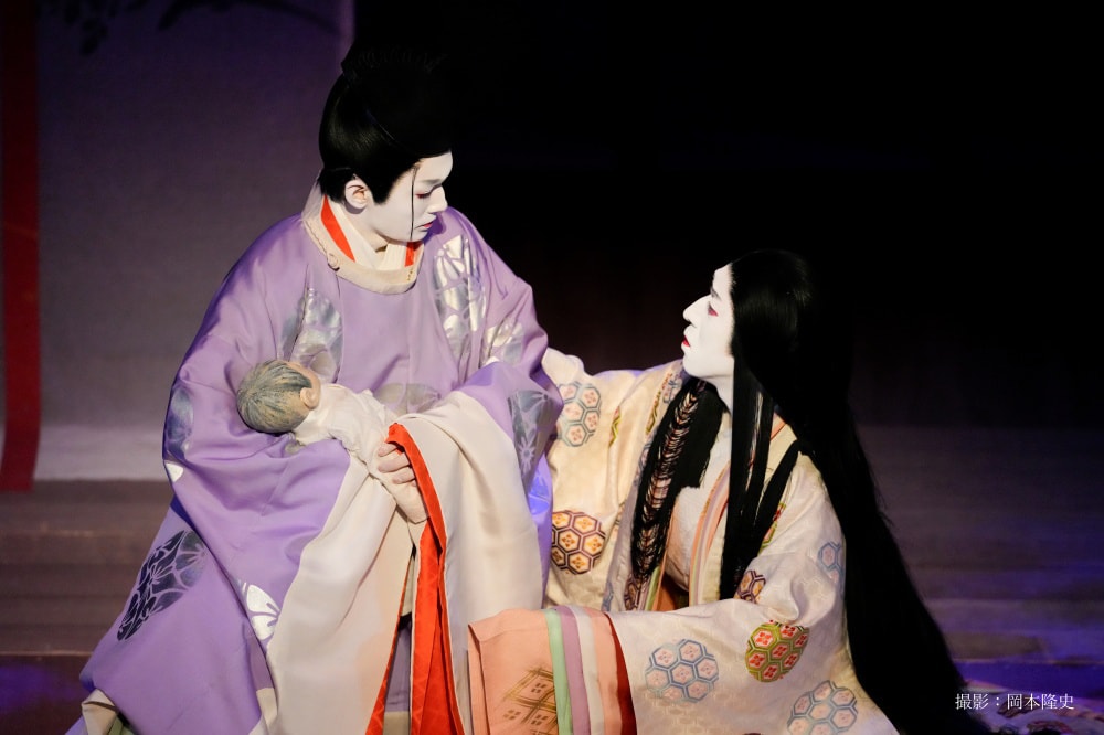 シネマ歌舞伎「源氏物語 六条御息所の巻」より。左から市川染五郎（光源氏）と坂東玉三郎（六条御息所）。