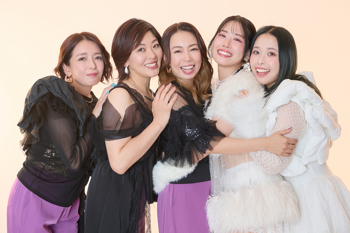 身を寄せ合う太陽とシスコムーンとフィロソフィーのダンス。