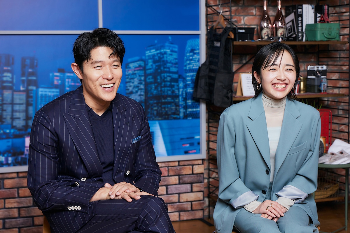 左から鈴木亮平、森田望智。