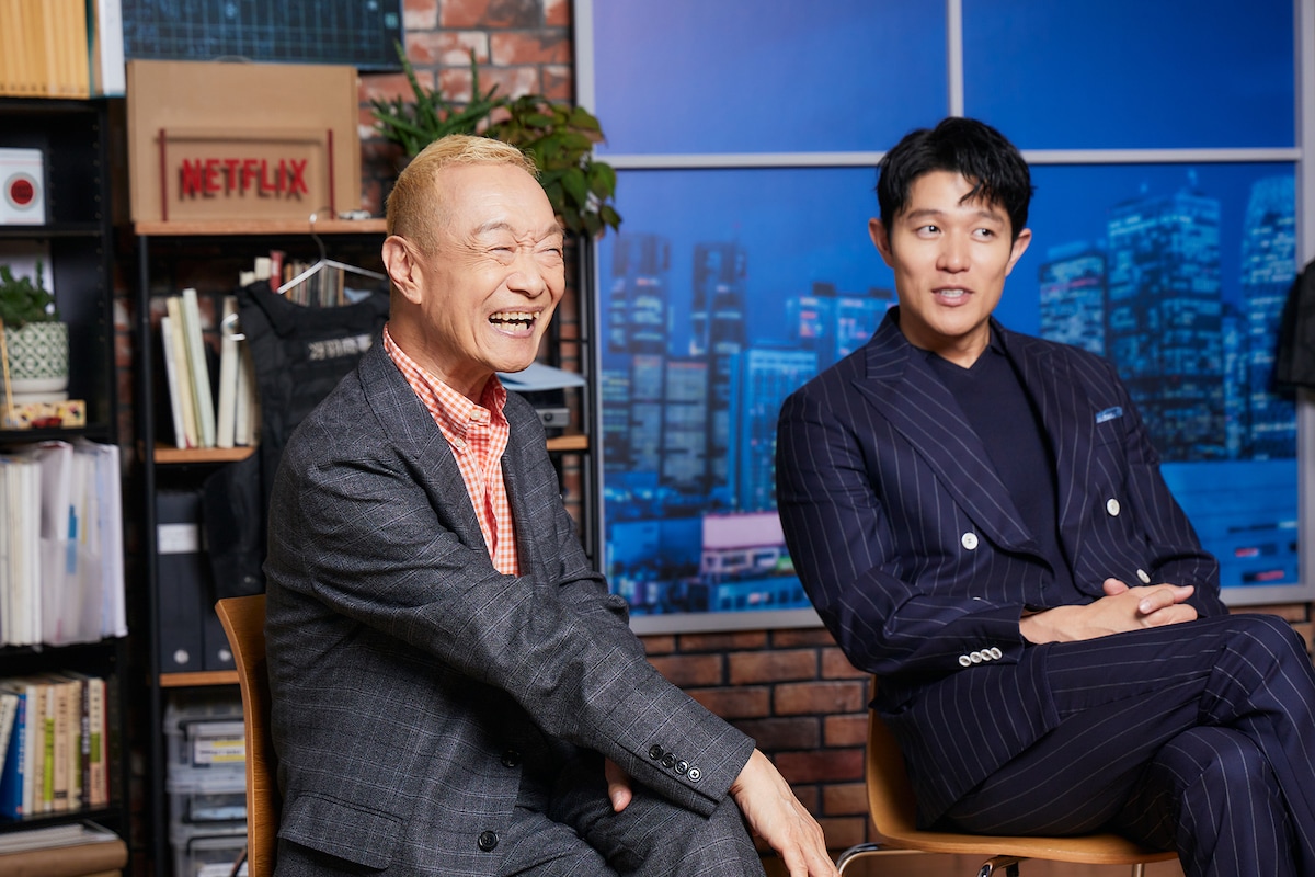 左から神谷明、鈴木亮平。