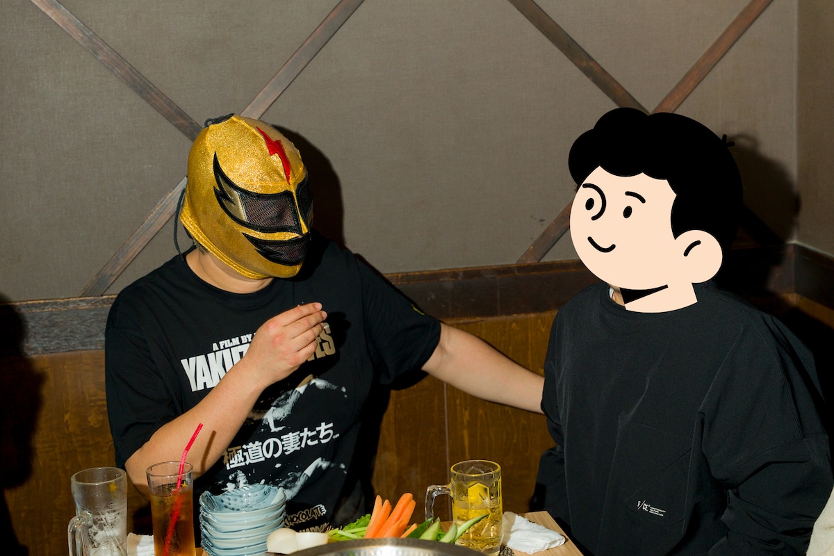 「ババンババンバンバンパイア」元担当として、別チャン サイトウの背中にポンと手をやる別チャン・RED 小口。