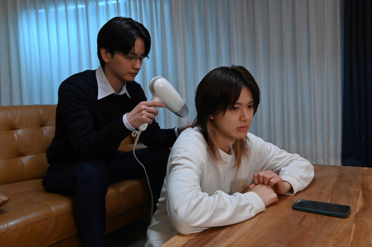 ドラマ「しもべの王子様」第1話より。直也の髪をドライヤーでかいがいしく乾かす高明。