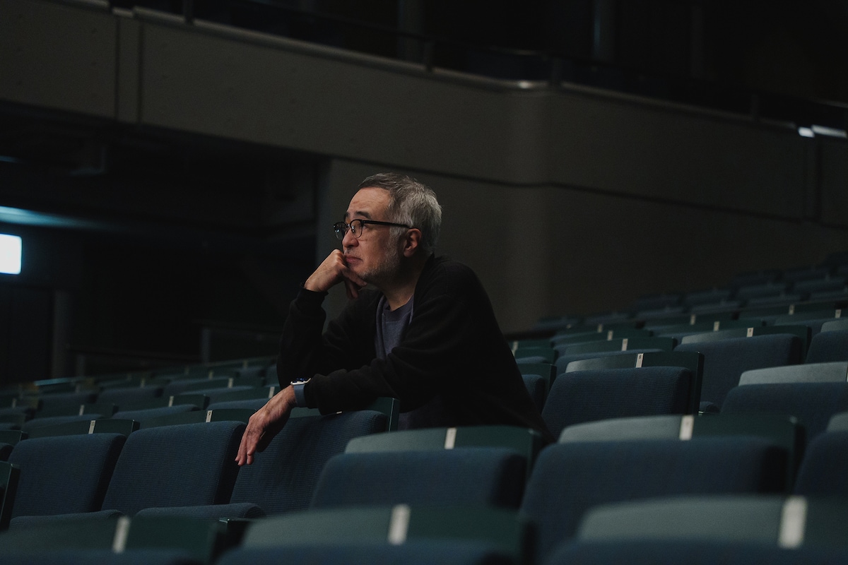 「アンサンブルデイズ―彼らにも名前はある―」稽古の様子を見つめる松尾スズキ。