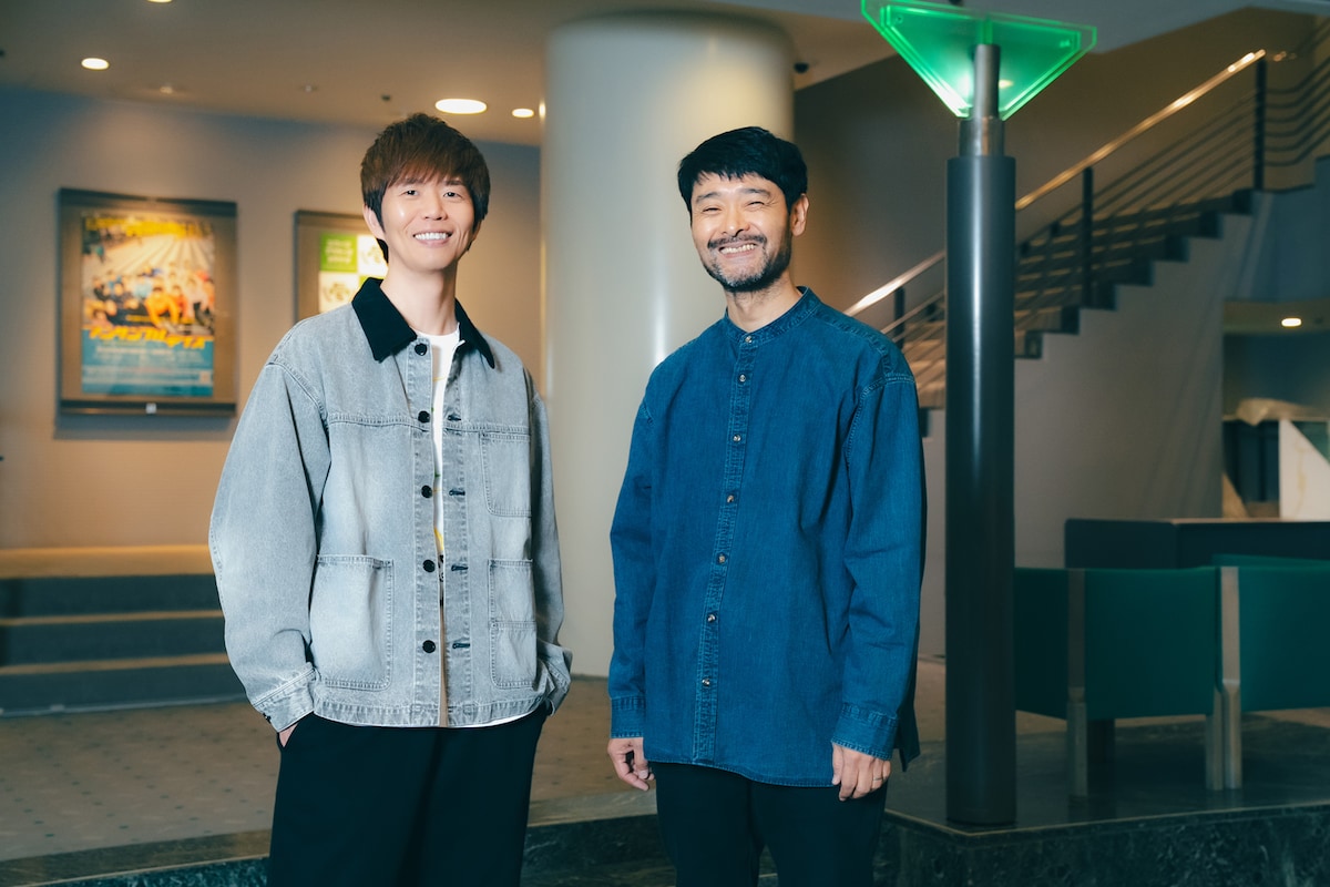 左から杉原邦生、ノゾエ征爾。