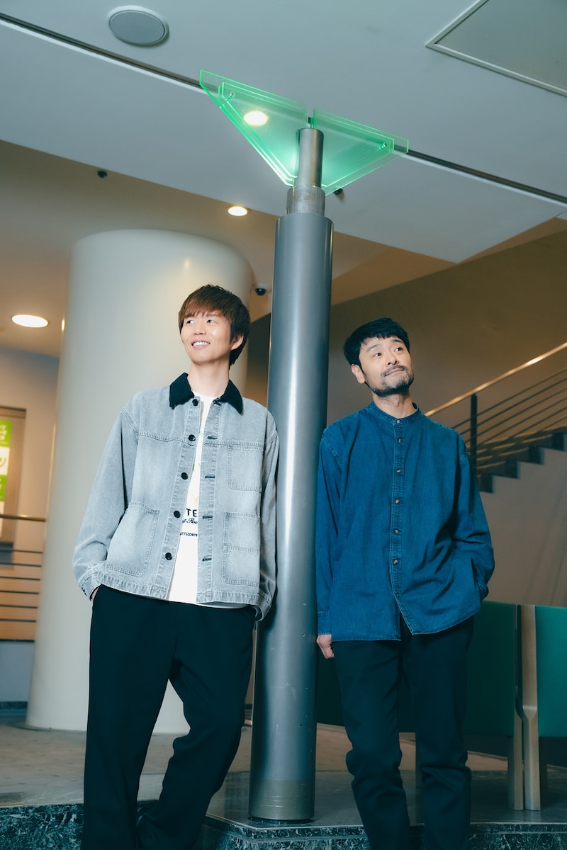 左から杉原邦生、ノゾエ征爾。