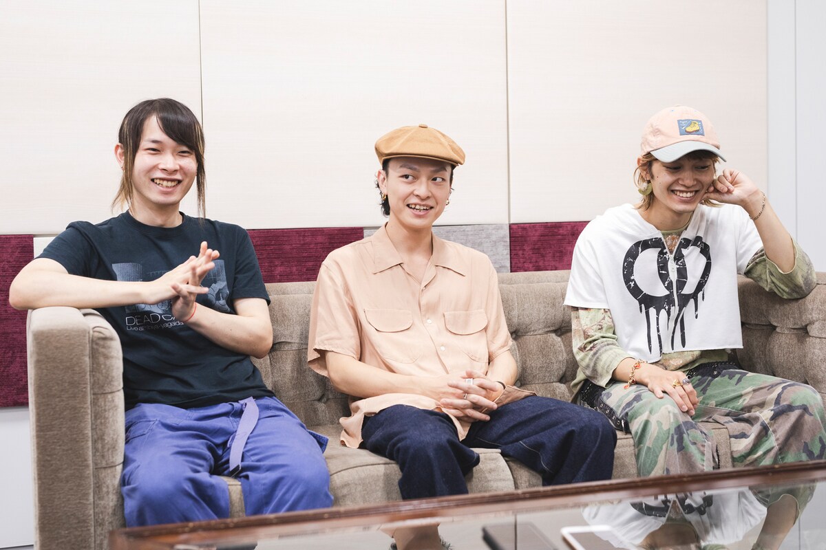 左からニシマケイ（B, Cho）、原汰輝（Dr, Cho）、力毅（G, Cho）。