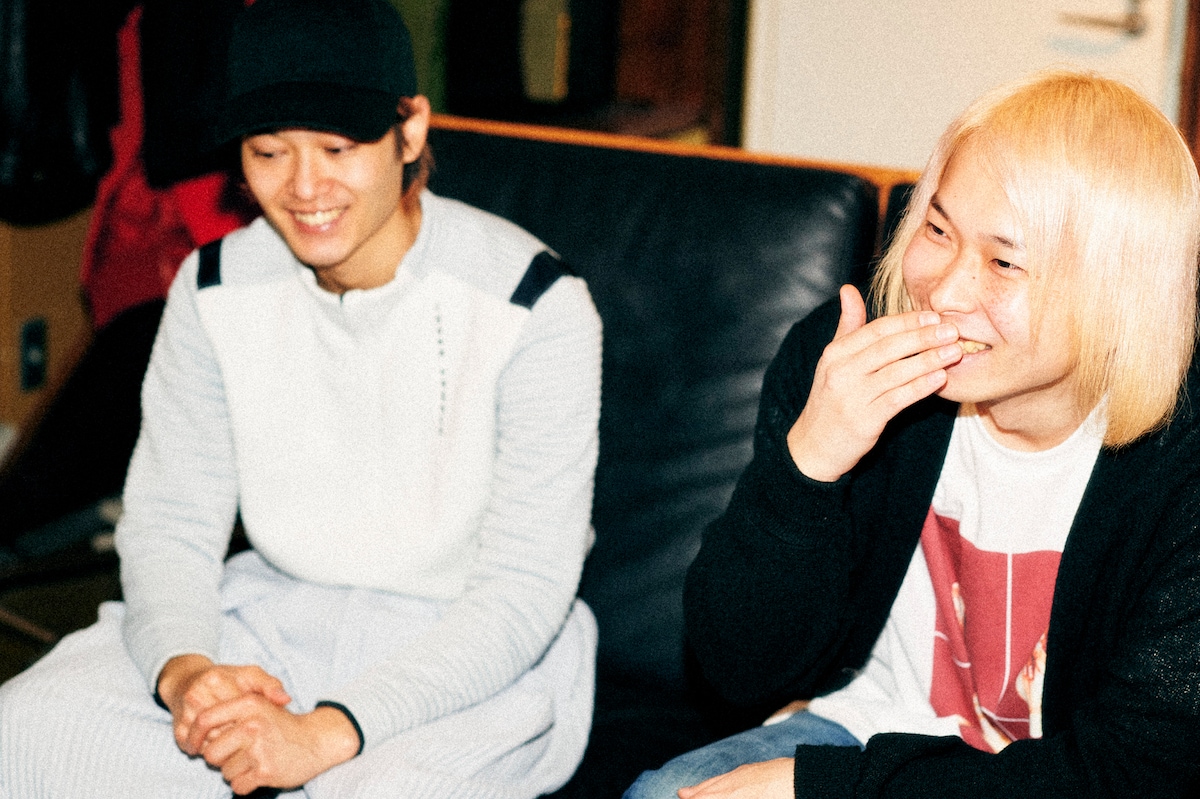 左から力毅（G, Cho）、ニシマケイ（B, Cho）。