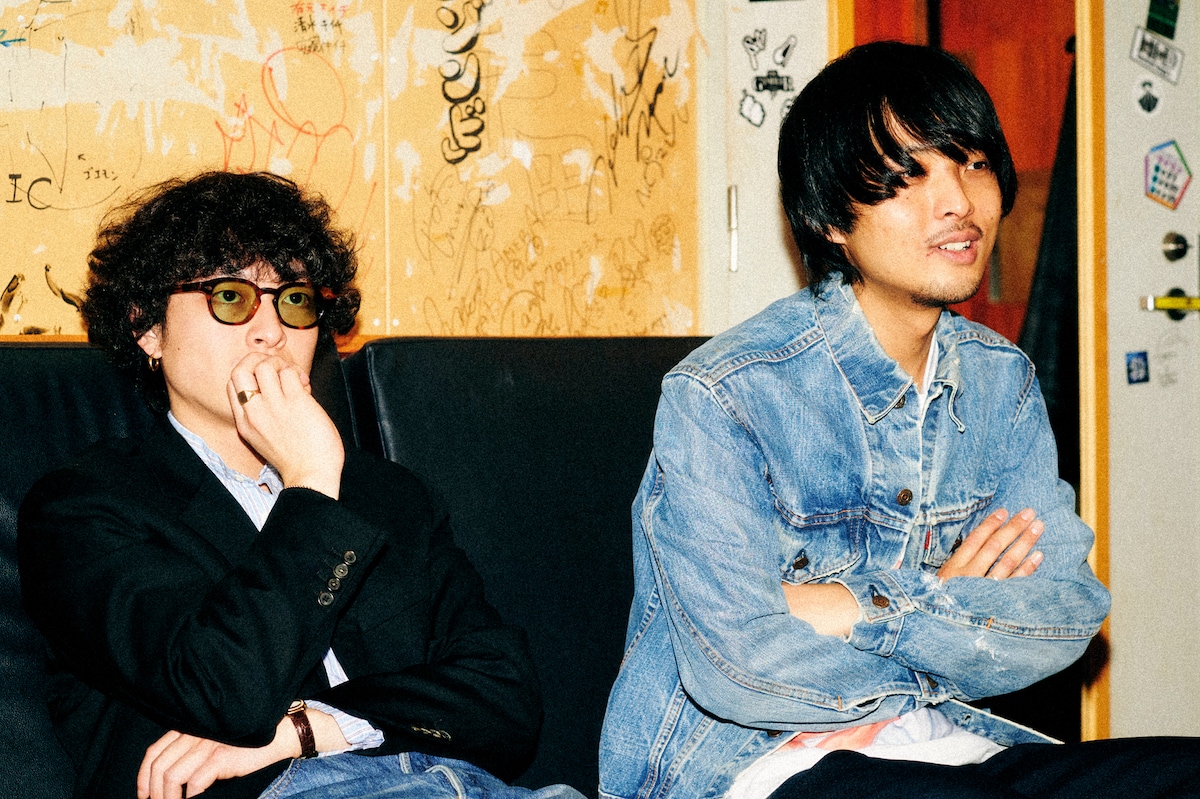 左から原汰輝（Dr, Cho）、高橋響（Vo, G）。