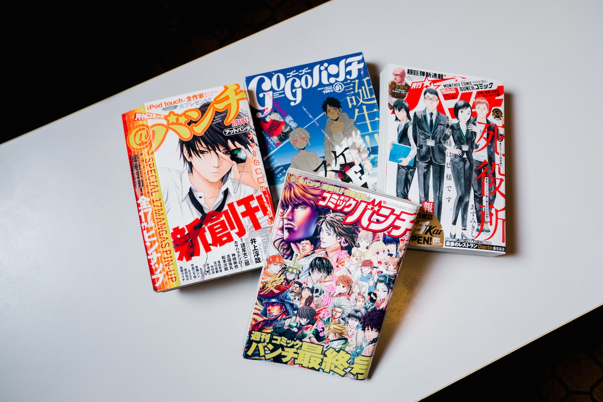 前列が週刊コミックバンチ最終号。後列左から月刊コミック＠バンチ創刊号、月刊コミック@バンチの増刊・ゴーゴーバンチ創刊号、月刊コミックバンチ最終号。