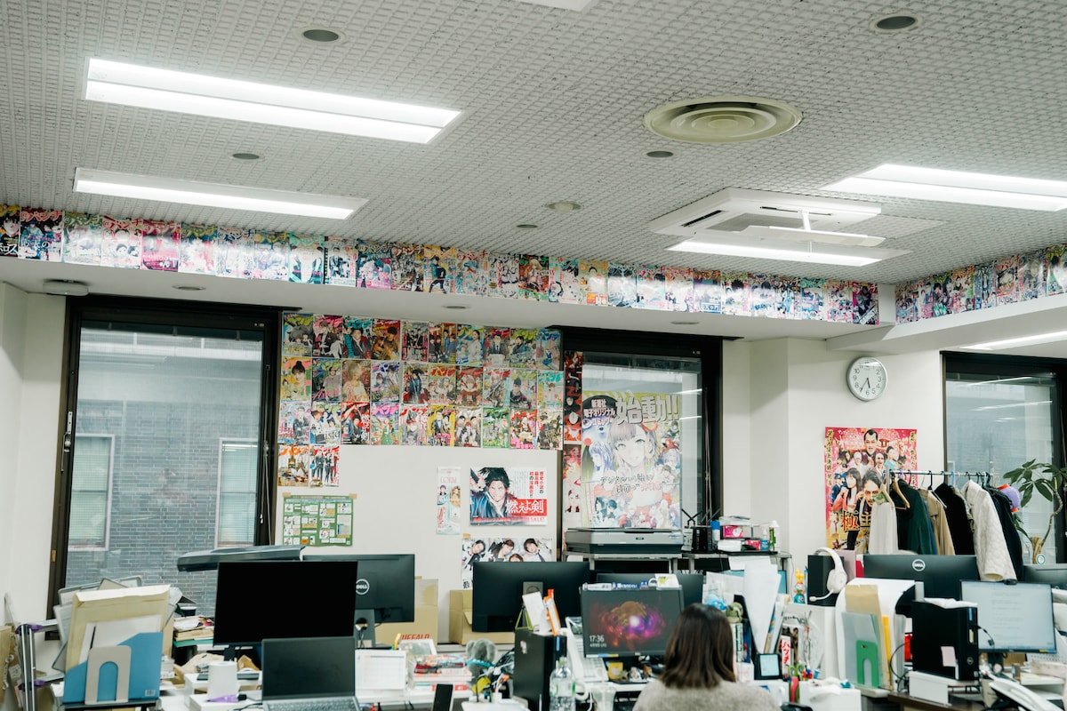10人の部員が在籍するコミックバンチKai編集部。編集部のあるフロアには、壁にコミックバンチの歴代表紙がずらりと貼られている。