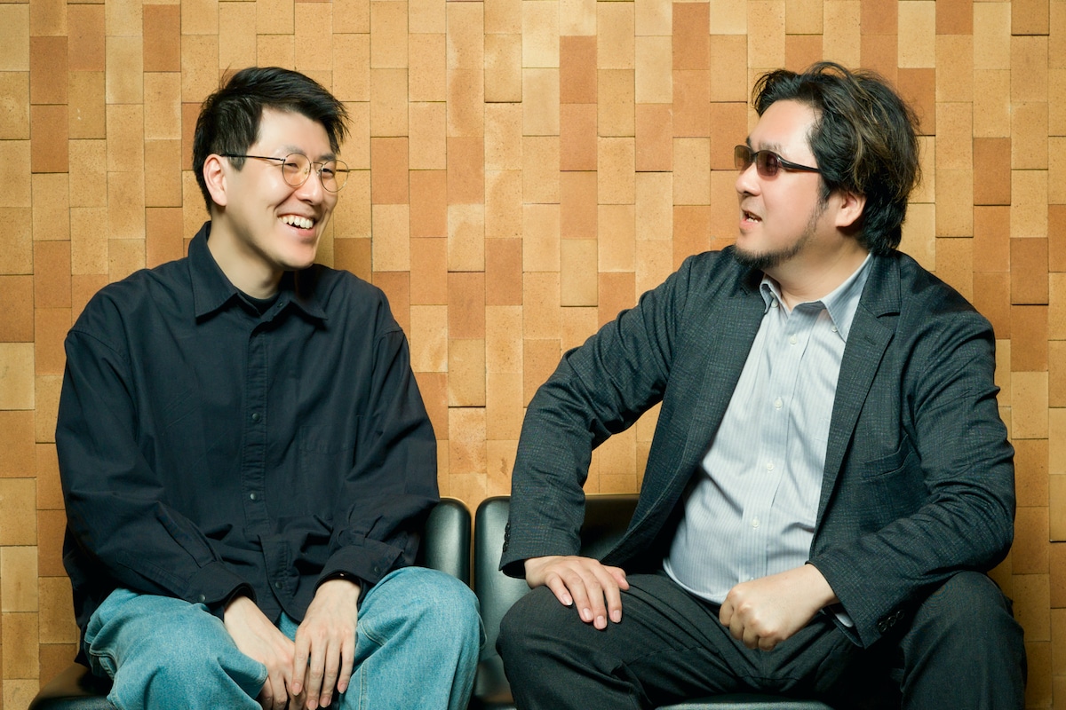 左から西川有正編集長、井上淳哉。