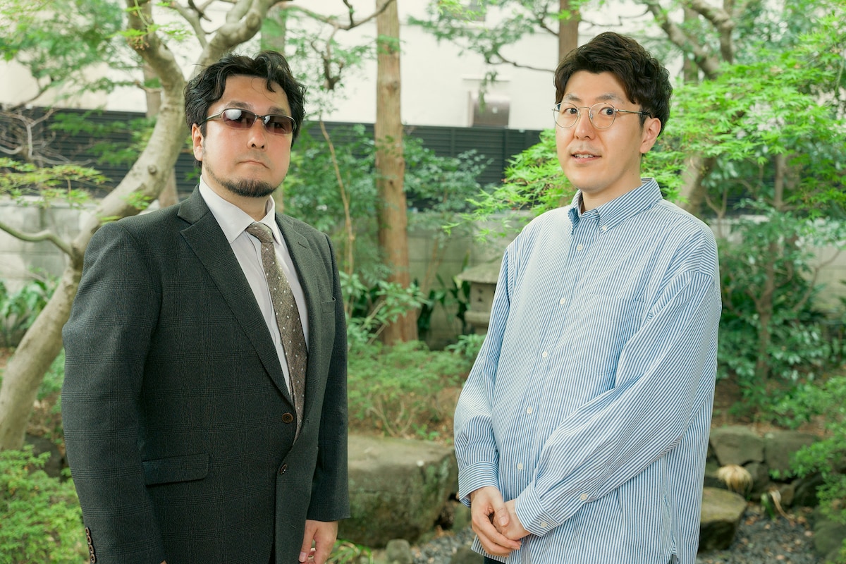 左から井上淳哉、西川有正編集長。