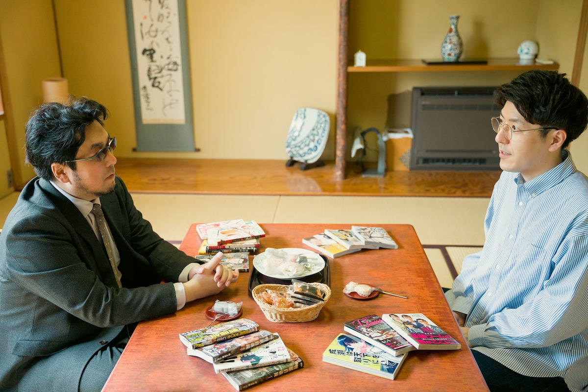 左から井上淳哉、西川有正編集長。