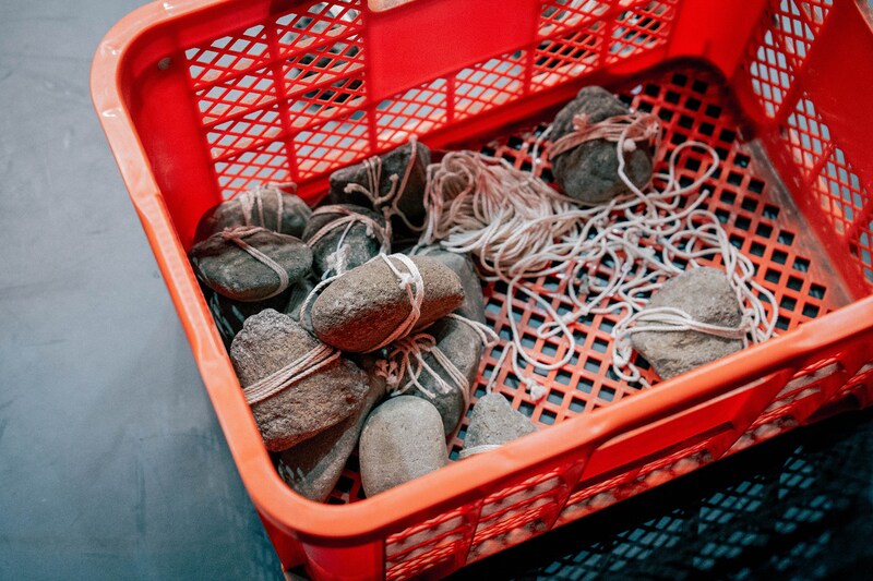 目黒陽介のワークで使用された、紐で括られた石。