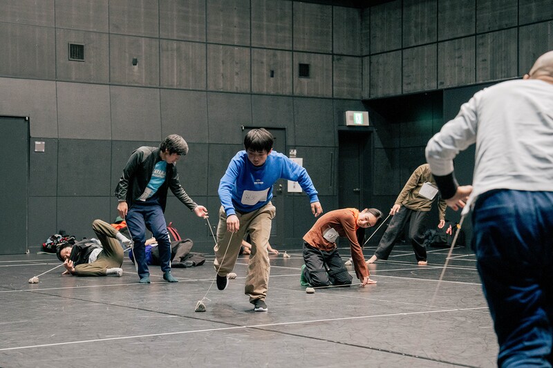 目黒陽介の石を使ったワークの様子。