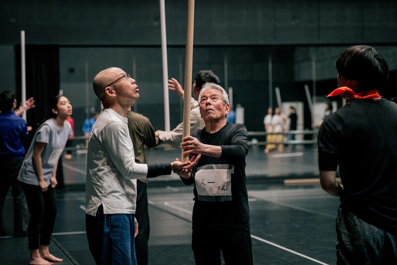 目黒陽介の筒を使ったワークの様子。