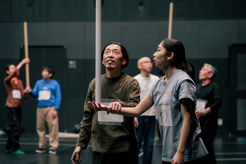 目黒陽介の筒を使ったワークの様子。