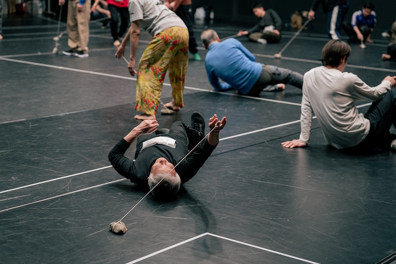 目黒陽介の石を使ったワークの様子。