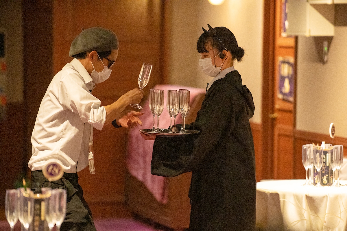 ワインを手に取る参列者。このあと悲劇が……。